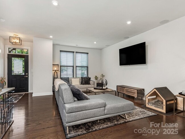 Building Photo - 2049 Birchside Dr