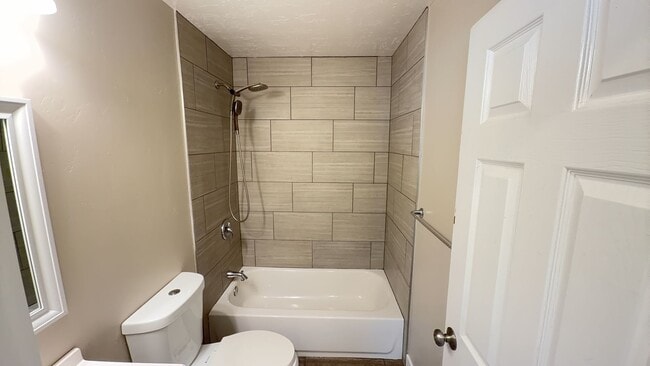 Building Photo - 4 Bed / 2.5 Bath Home in Kearns