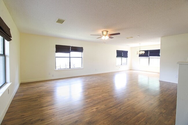 Building Photo - 8118 Chestnut Manor Dr