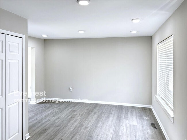 Building Photo - 875 St Michaels Dr
