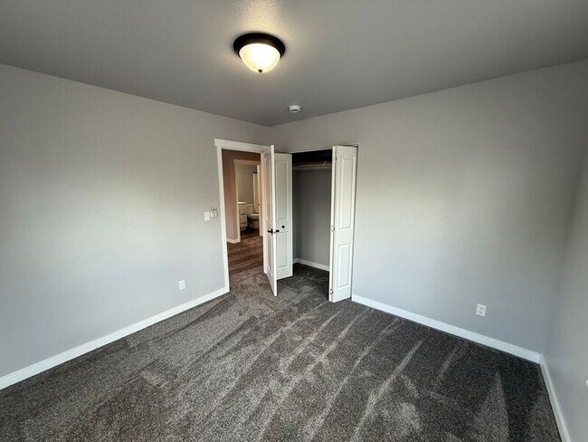 Building Photo - 871 Hickory St NE