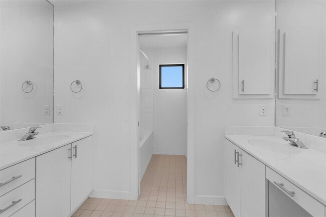 Building Photo - 5105 Lillian St