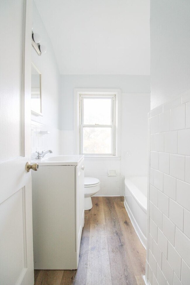 Building Photo - 1096 Cameron Rd