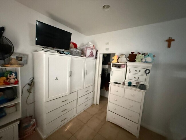 Building Photo - 4 bed 3 bath plus 2 Extra Bonus Rooms with full bathroom in the back yard