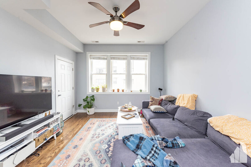 Primary Photo - 2335 W Moffat St