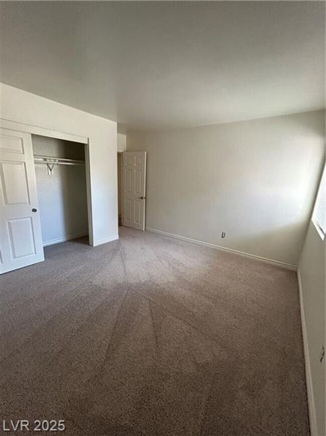 Building Photo - 2 Bedroom Condo in Guard Gated Community