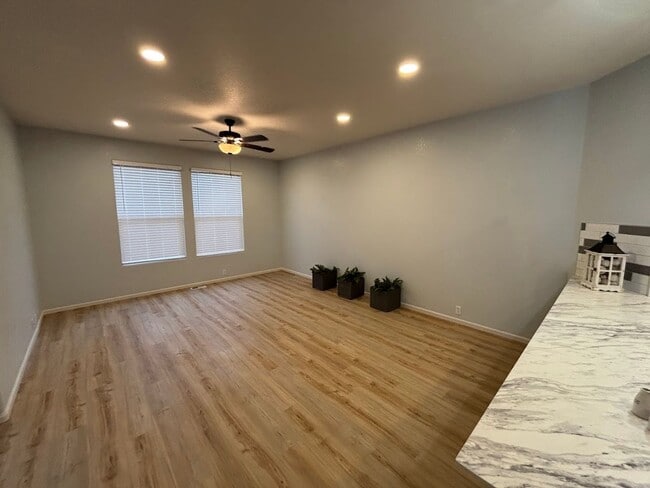 Building Photo - Beautiful Remodeled 3 Bedroom End Unit Tow...