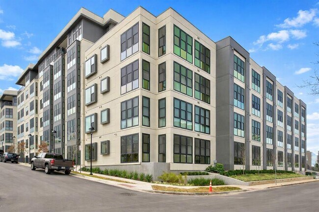 Building Photo - 800 Embassy Dr