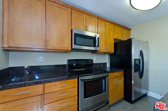 Building Photo - 10982 Roebling Ave