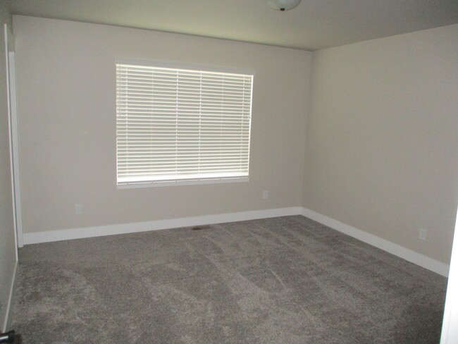 Building Photo - Beautiful 3 Bedroom, 2.5 Bath 2 Story Town...