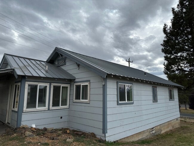 Building Photo - 2bdrm, 1 bath house with shed near Jeld We...