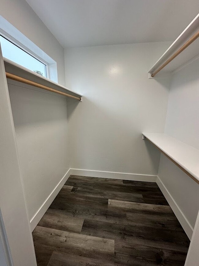 Building Photo - 1553 Clear Creek Dr