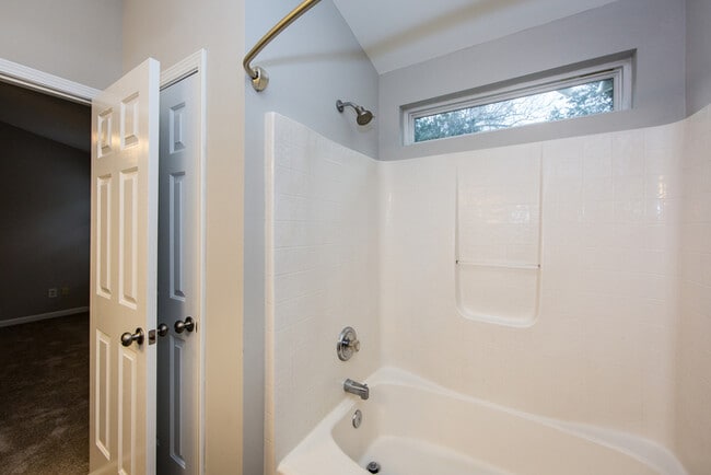 Building Photo - Great 3BD/2.5BA Home in Desirable Highland Creek!
