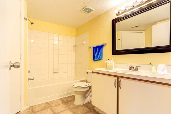 Building Photo - 4105 Tropical Isle Blvd
