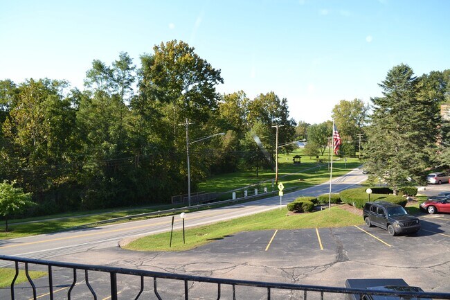 Building Photo - Chagrin Falls condo for rent