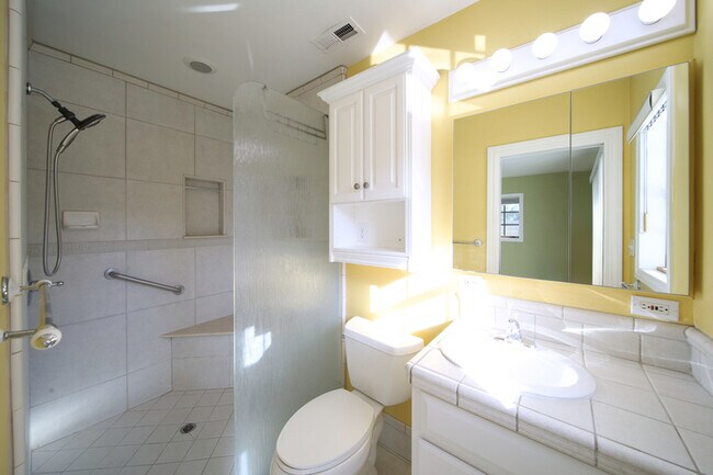 Building Photo - 208 W Broadbent Dr