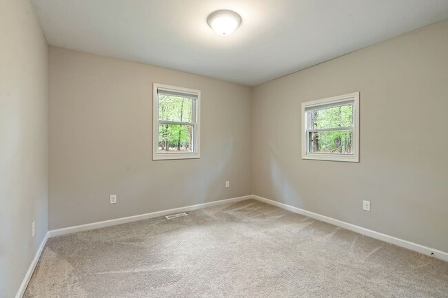 Building Photo - Nature Lovers 3 Bed 2 Bath Chapel Hill Ranch Available early August