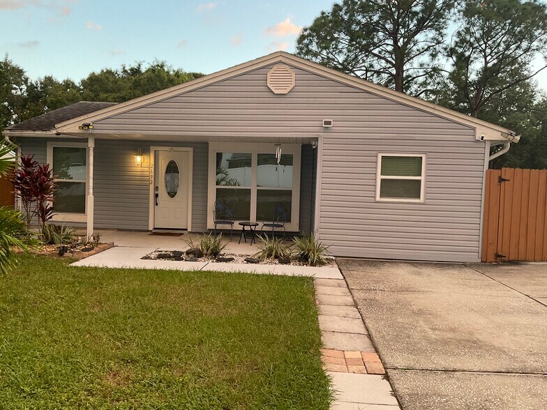 Exterior and driveway parking - 2692 Cedarbrooke Dr