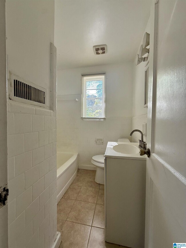 Building Photo - 628 Annie Laura Dr