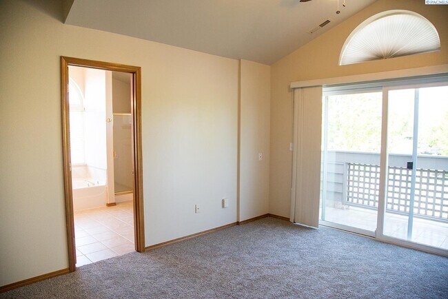 Building Photo - 3 Bed/2.5 Bath Richland Townhome!