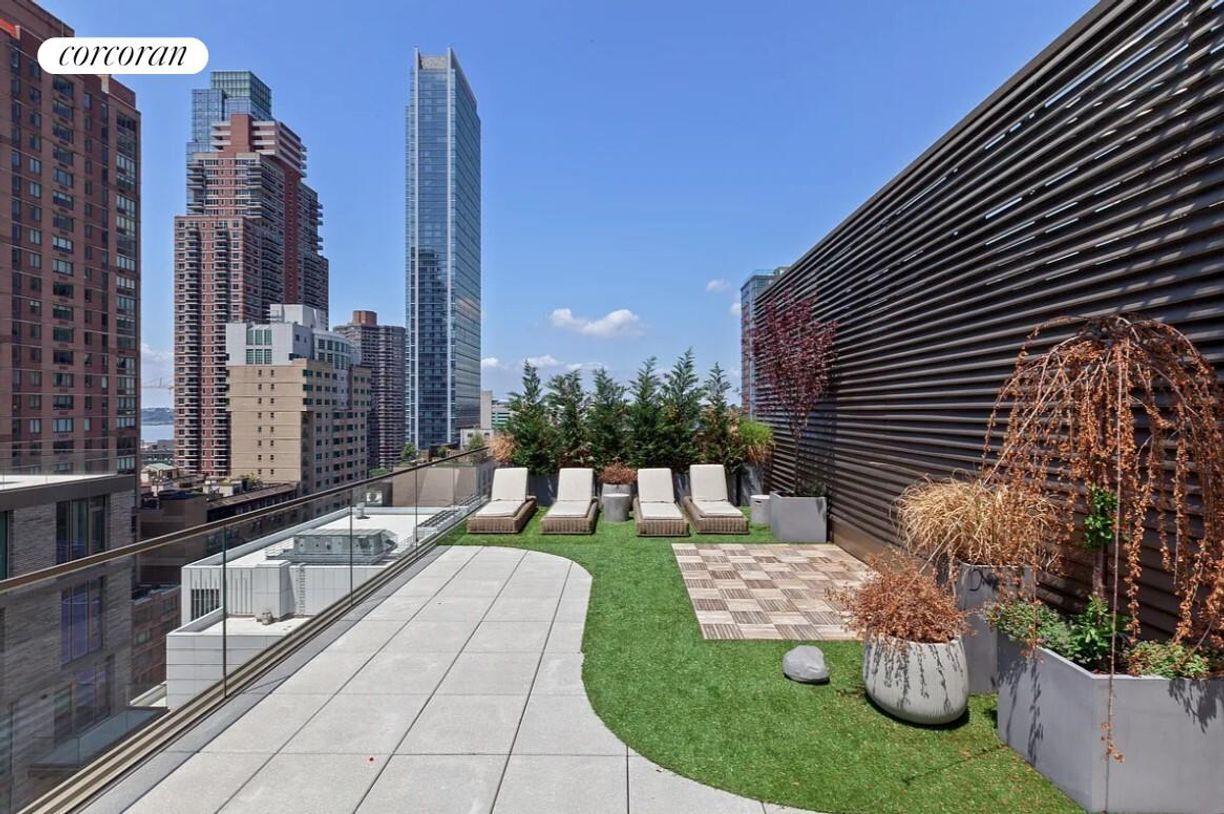 Building Photo - 505 W 43rd St