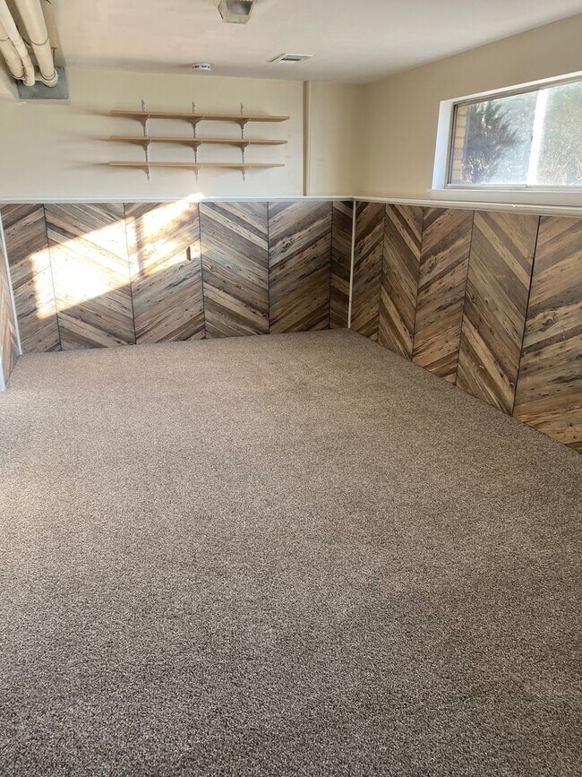 Building Photo - Haunt Down This Deal – 4 Weeks Free on Coz...