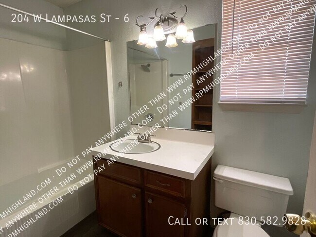 Building Photo - 204 W Lampasas St
