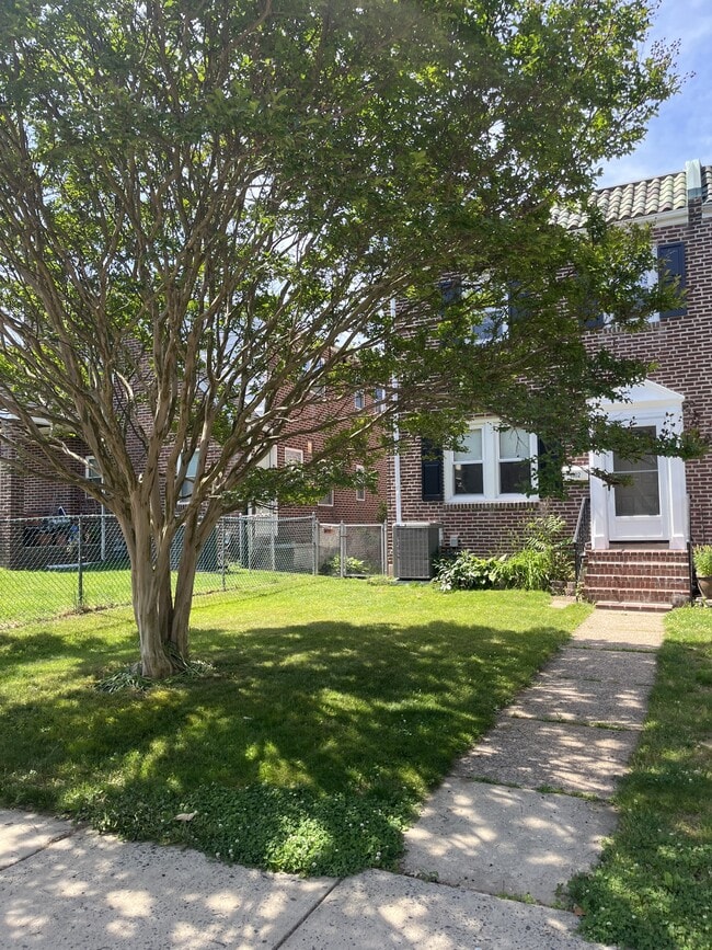 Building Photo - 1802 Maple St