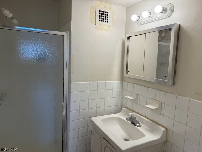 Building Photo - 285 Aycrigg Ave