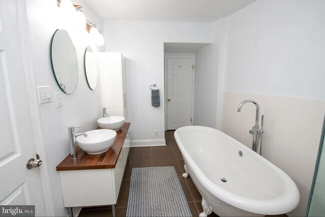 3rd Floor Full Bath - 3803 Sharp St