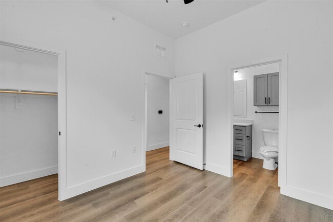 Building Photo - 1351B Provident Dr