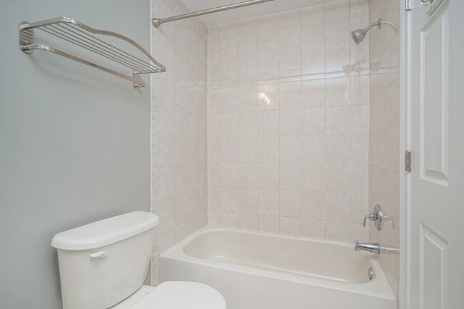 Building Photo - 6 Strawberry St