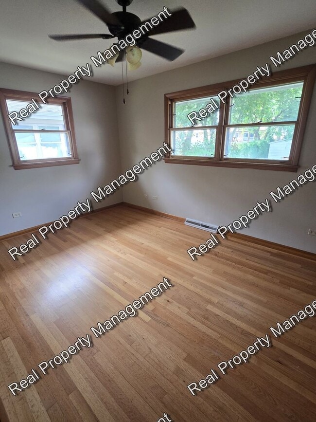 Building Photo - Three Bedroom Ranch