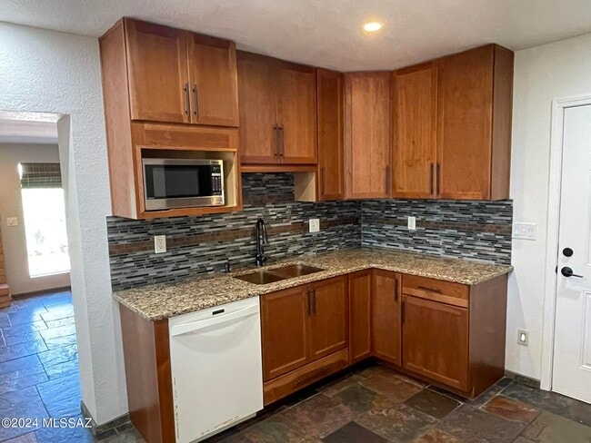 Building Photo - 5830 E Cll Del Ciervo