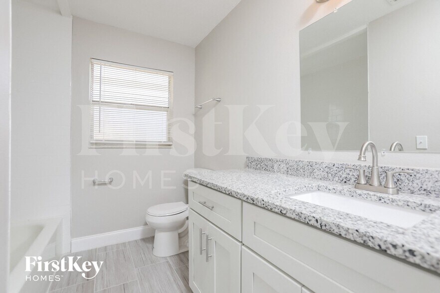 Building Photo - 7033 Crestlake Dr