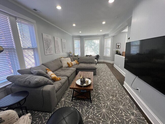 Building Photo - 3327 N Hamilton Ave