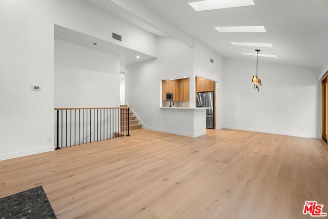 Building Photo - 1648 Palisades Dr