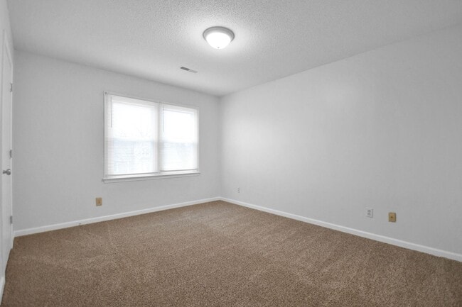 Building Photo - Pet Friendly Five Bedroom!