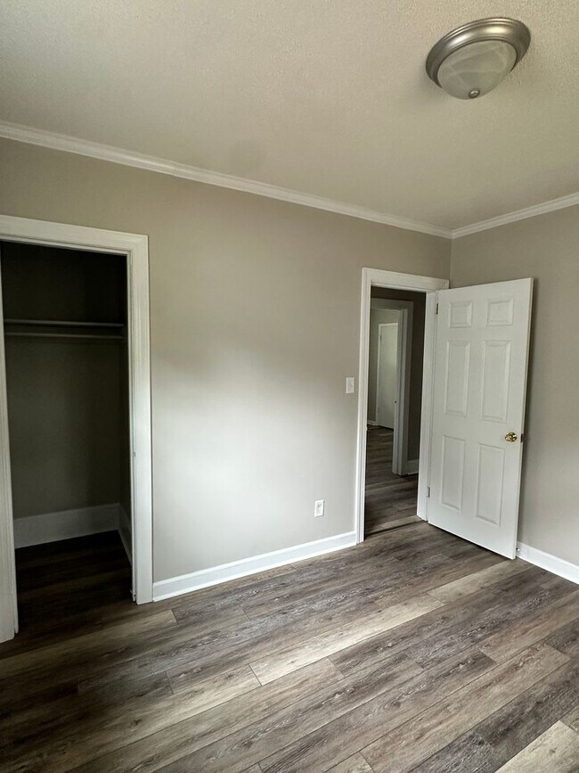 Building Photo - 810 W Country Club Dr