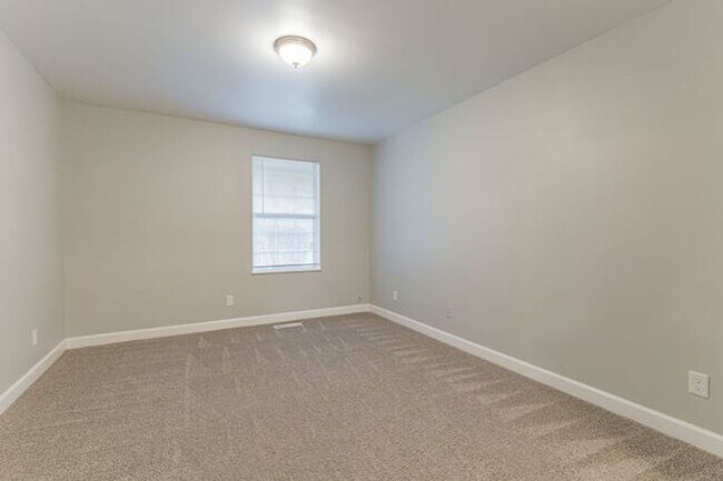 Building Photo - Two bedroom, two bath apartment with golf ...