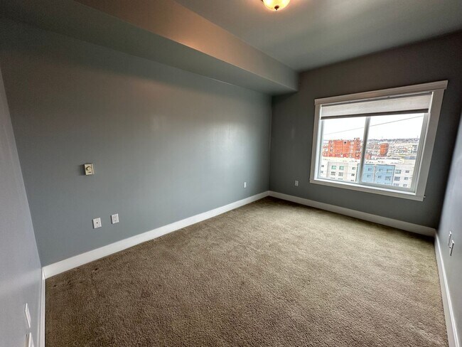 Building Photo - 1 Bed, 1 Bath Condo with Bellingham Bay View and parking garage