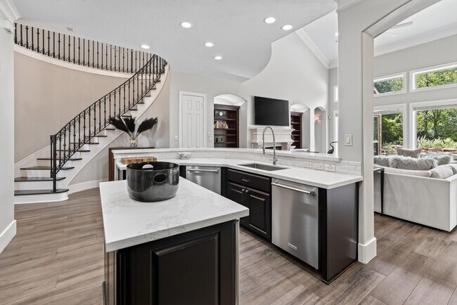 Building Photo - 110 S Veilwood Cir