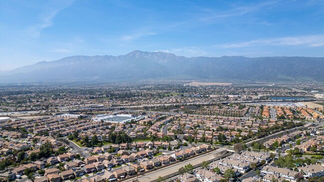 Building Photo - **7543 W Liberty Pkway #655 Fontana** Beau...