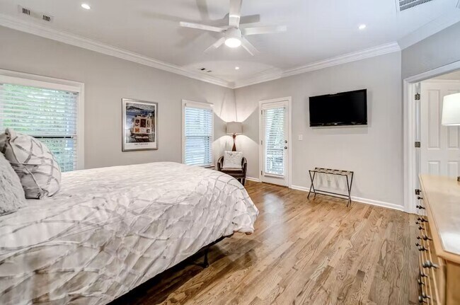 Building Photo - 739 Saint Charles Ave NE