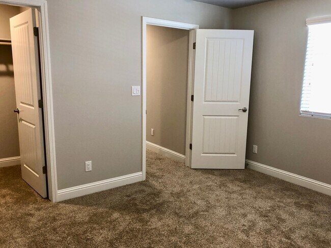 Building Photo - $2,295 Fowler & Shields, 4 bed - N. Sophie...