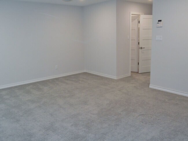 Building Photo - Wonderfully Remodeled Duplex Near River Cr...