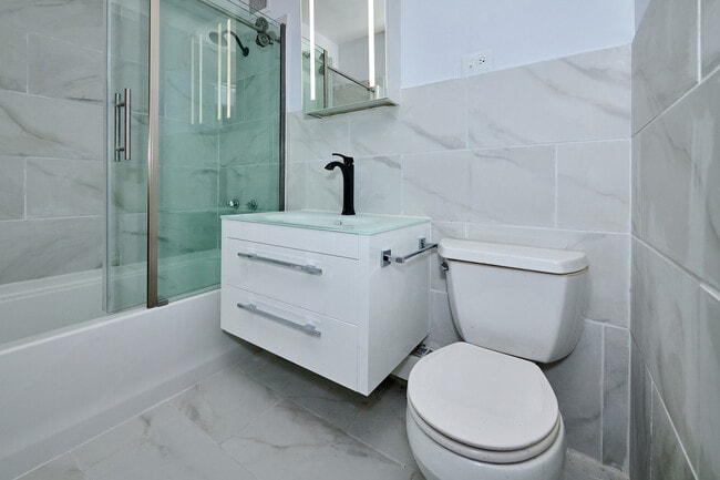 Building Photo - 6118 N Sheridan Rd