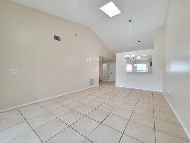 Building Photo - Spacious 3-Bed Townhome with 1st-Floor Mai...