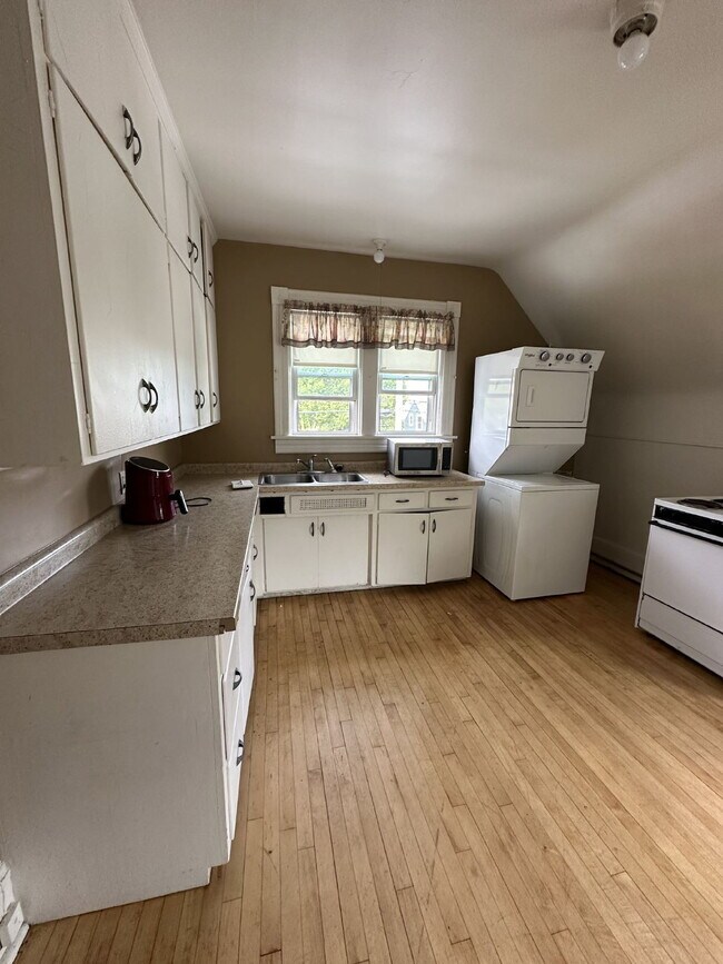 Building Photo - Great 6 bed 3 bath not far from UWEC! Available June 1st