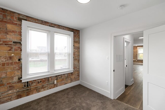 Building Photo - 1 Bedroom 1 Bath Unit Available